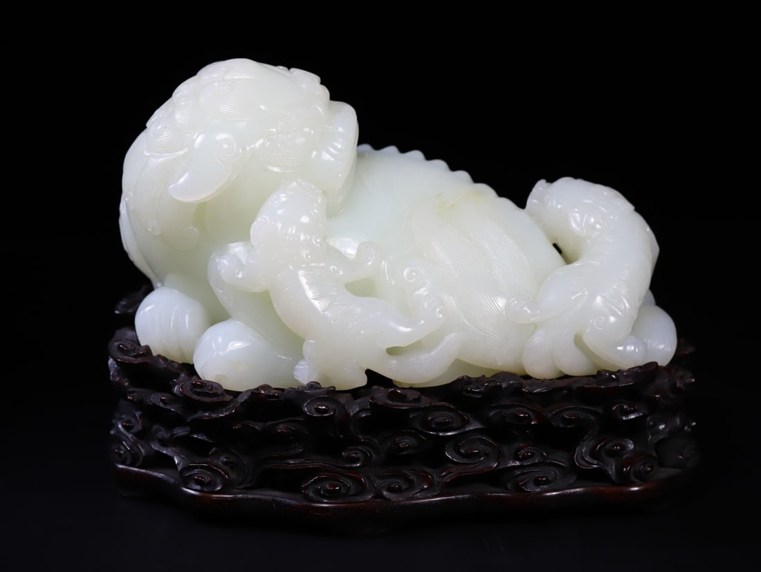 A Exquisite Hotan Jade Lion Ornament: A Exquisite Hotan Jade Lion Ornament,Qing Dynasty, China,Size:6.7inx3.1inx3.5inx3.3in,Weight:1193g 和田玉狮摆件,中国清代