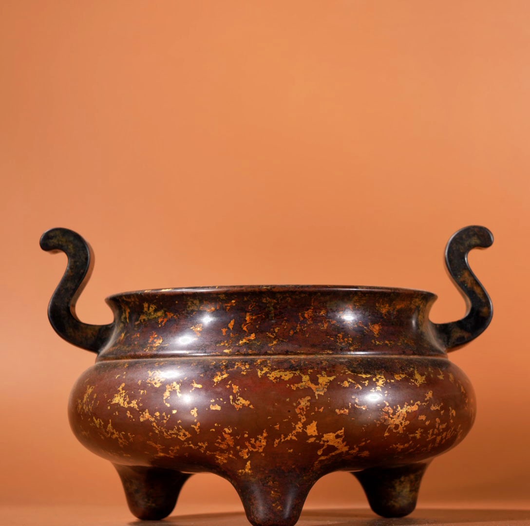 A Exquisite Gilt Bronze Double-Ears Censer: A Exquisite Gilt Bronze Double-Ears Censer,Ming Dynasty, China,With Mark,Size:4.3inx5in,Weight:2490g 