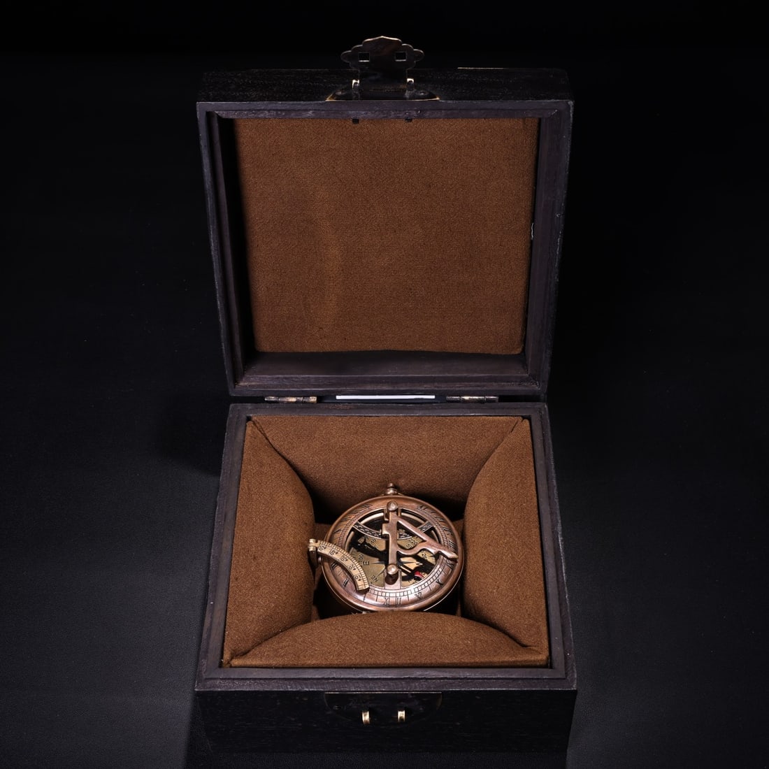 A Exquisite Bronze Compass: A Exquisite Bronze Compass,Republic of China,Size:2.8in,Weight:145g 铜指南针,民国