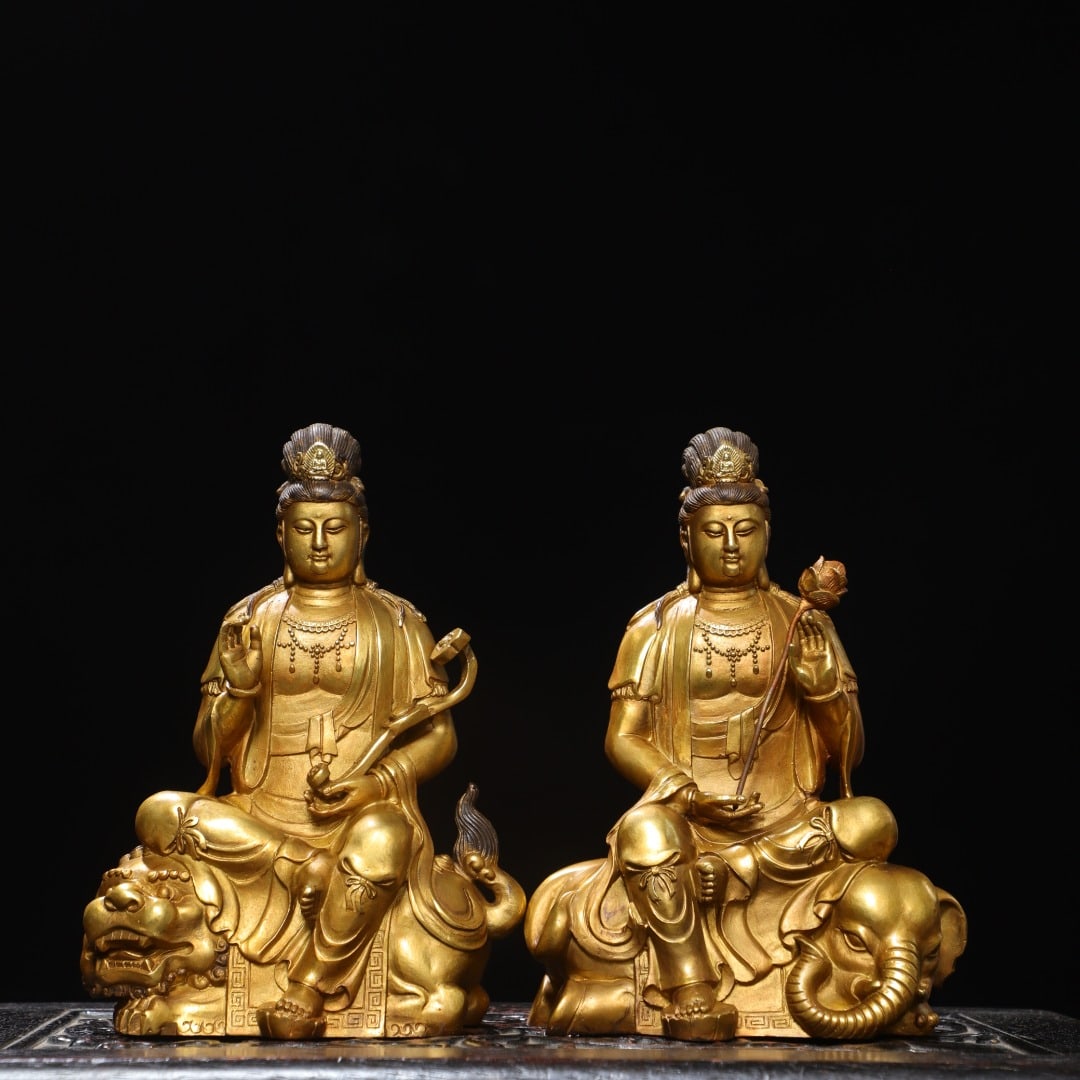 A pair of Exquisite Gilt Bronze Buddha Statue Ornament: A pair of Exquisite Gilt Bronze Buddha Statue Ornament,Qing Dynasty, China,Size:21x14x3.5in,Weight:2050g 