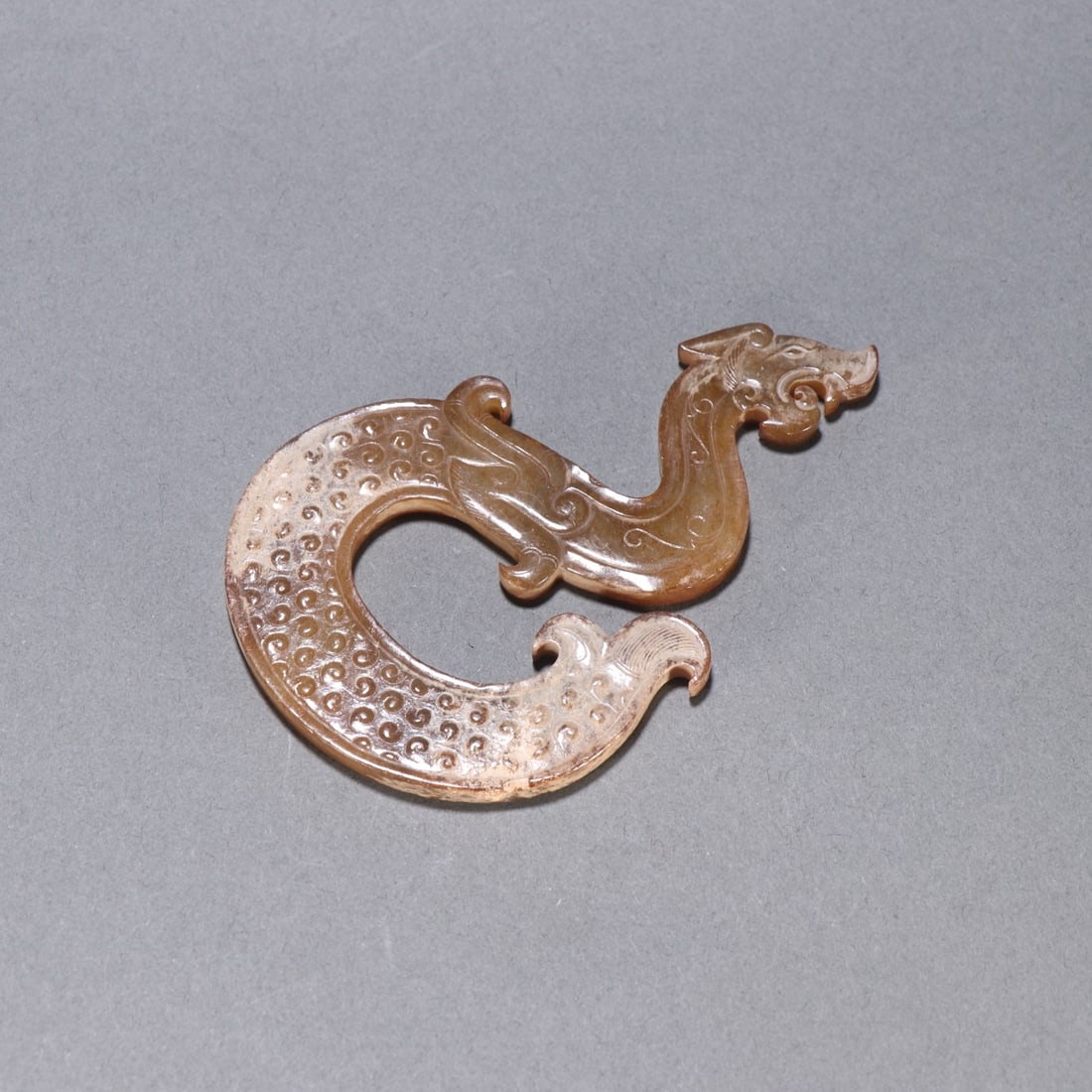 A Exquisite Gaogu Jade Dragon Pattern Jade Pendant: A Exquisite Gaogu Jade Dragon Pattern Jade Pendant,Han Dynasty, China,Size:3.8inx2.4in,Weight:33.3g 高古玉龙纹佩饰,中国汉代