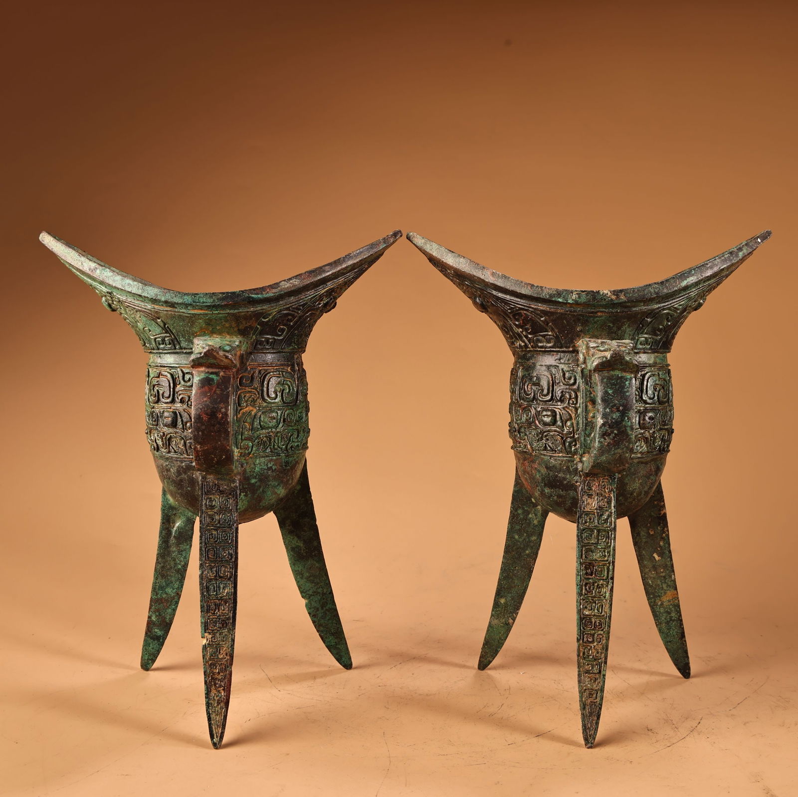 A pair of Exquisite Bronze Wine Cup: A pair of Exquisite Bronze Wine Cup,Han Dynasty, China,Size:6.3inx4.7in,Weight:600g 一对青铜器酒杯,中国汉代
