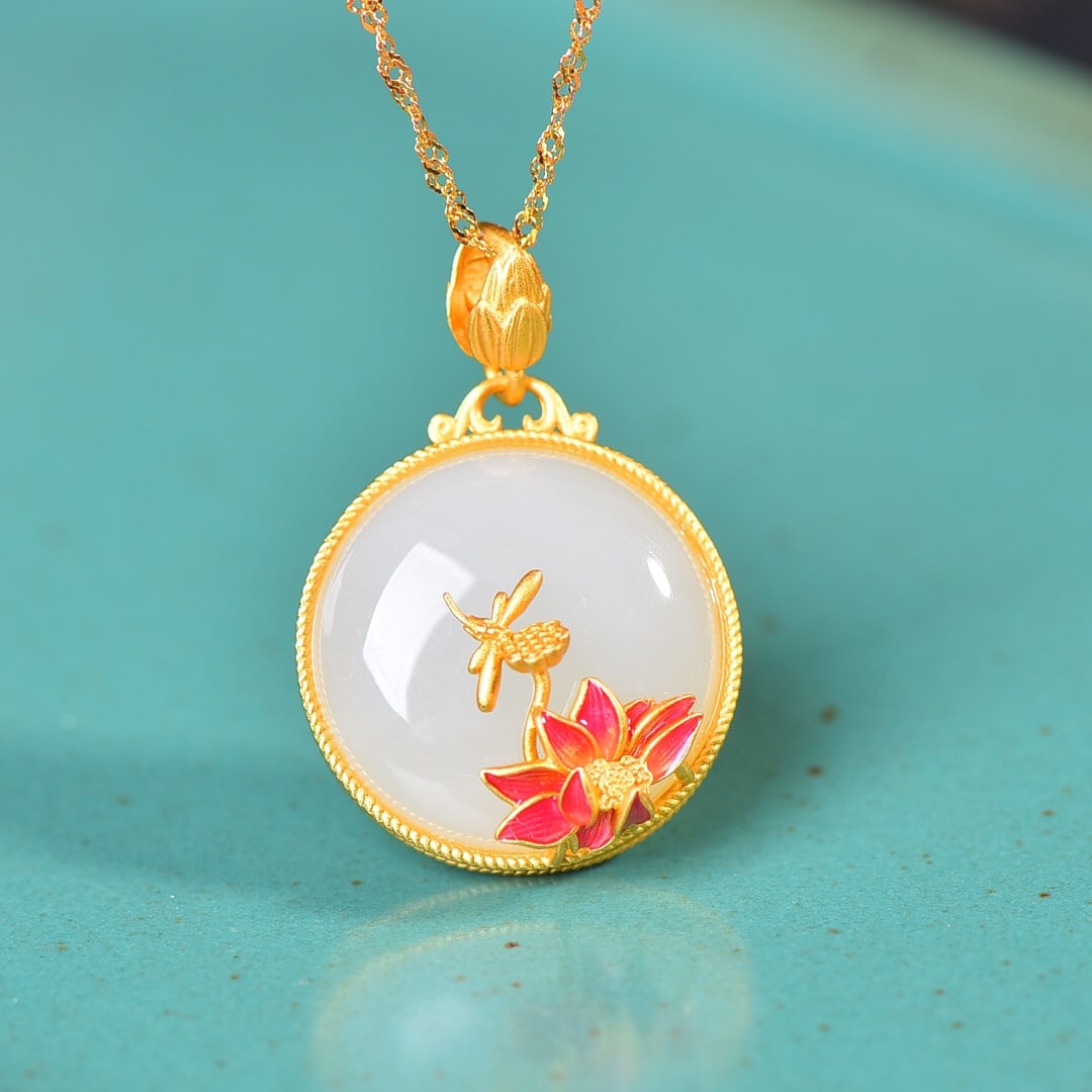 A Exquisite Silver-Inlaid Hotan Jade Lotus Pendant: A Exquisite Silver-Inlaid Hotan Jade Lotus Pendant,Size:0.4inx0.4in 银镶和田玉珐琅亭亭玉立吊坠