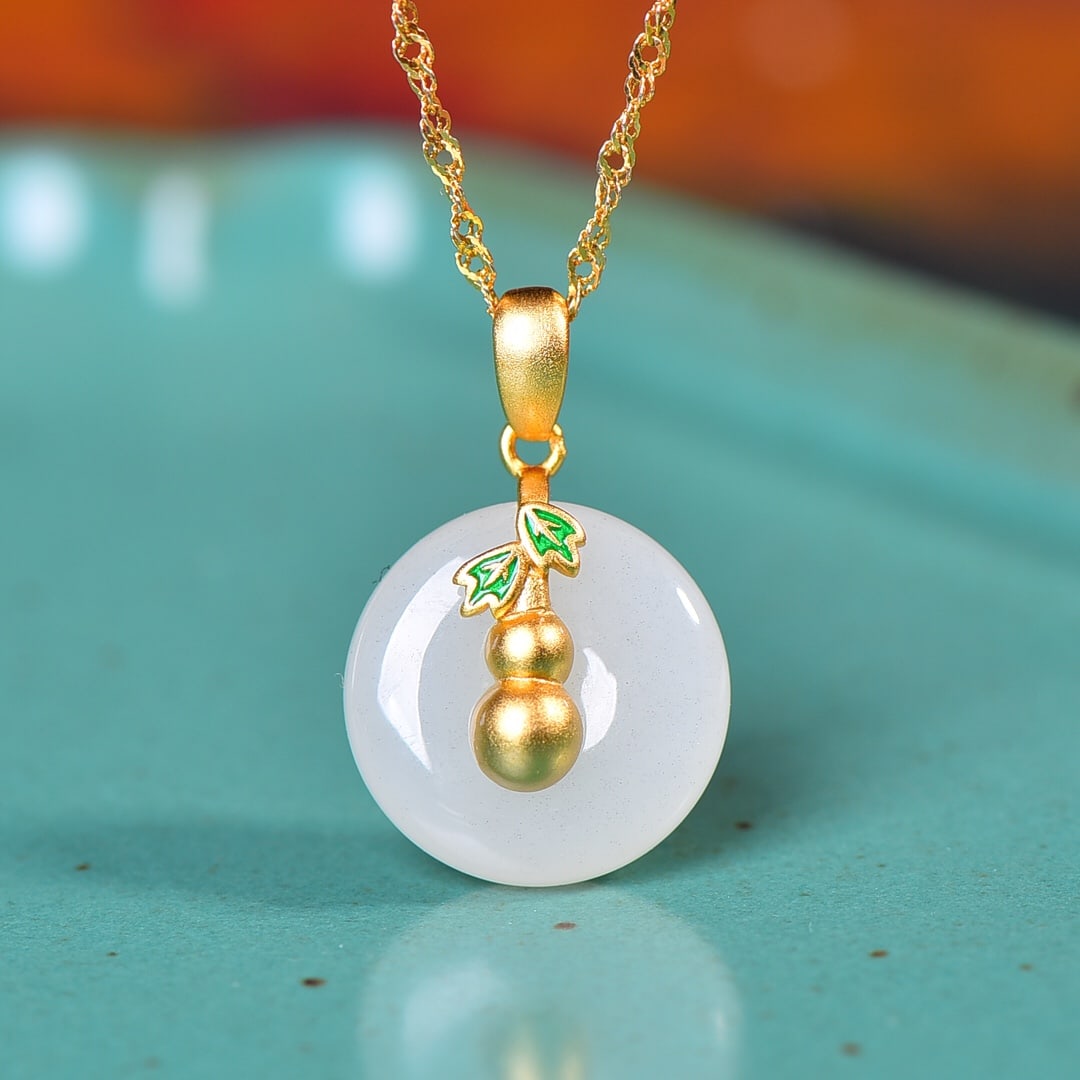 A Exquisite Silver-Inlaid Hotan Jade Gourd Pendant: A Exquisite Silver-Inlaid Hotan Jade Gourd Pendant,Size:0.6inx0.6in 银镶和田玉平安扣吊坠