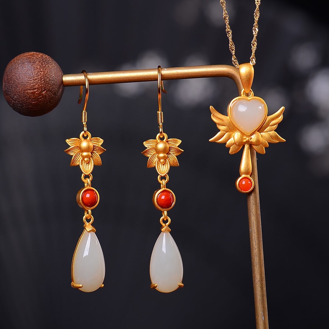 A Set of Exquisite Silver-Inlaid Hotan Jade Jewelry: A Set of Exquisite Silver-Inlaid Hotan Jade Jewelry,Size:0.3inx0.6in(earrings) 0.3inx0.3in(pendant) 一套银镶和田玉配饰