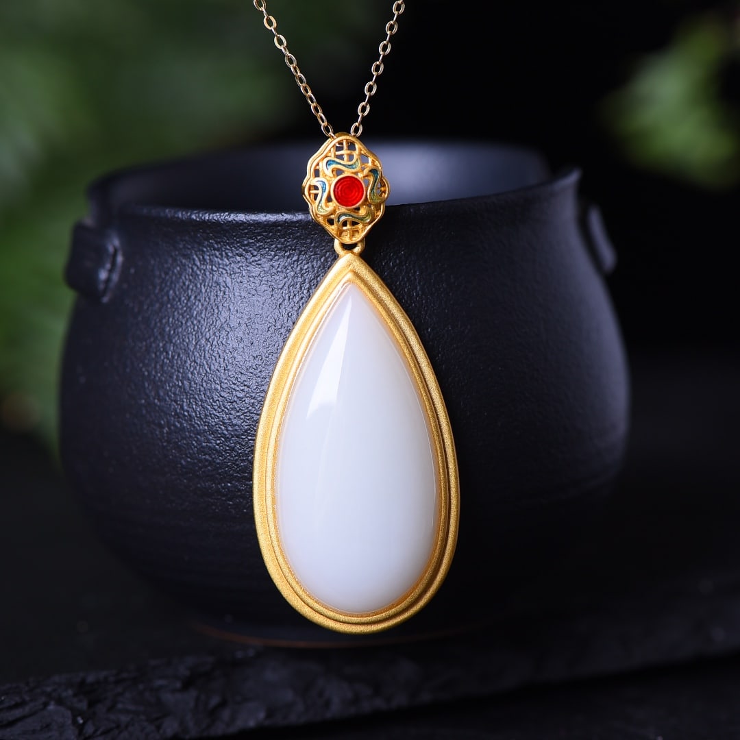 A Exquisite Silver-Inlaid Hotan Jade Water Drop-Shaped Pendant: A Exquisite Silver-Inlaid Hotan Jade Water Drop-Shaped Pendant,Size:0.7inx1.4in 银镶和田玉水滴吊坠