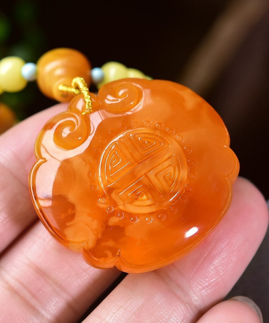A Exquisite Amber Ruyi Necklace: A Exquisite Amber Ruyi Necklace,Size:1.4inx1.5inx0.5in 蜜蜡如意项链