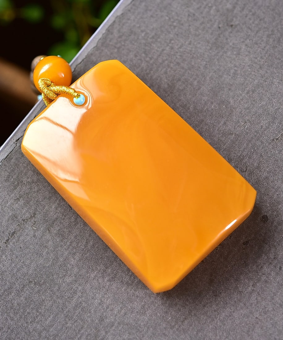 A Exquisite Amber Square Necklace: A Exquisite Amber Square Necklace,Size:1.9inx1.2inx0.6in 蜜蜡无事牌项链