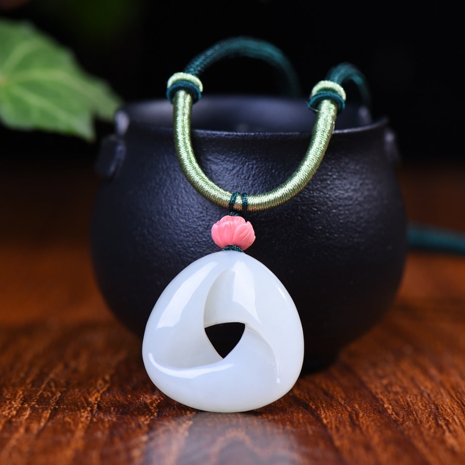 A Exquisite Hotan Jade Pendant: A Exquisite Hotan Jade Pendant,Size:1.3inx1.3inx0.4in 和田玉峰回路转吊坠