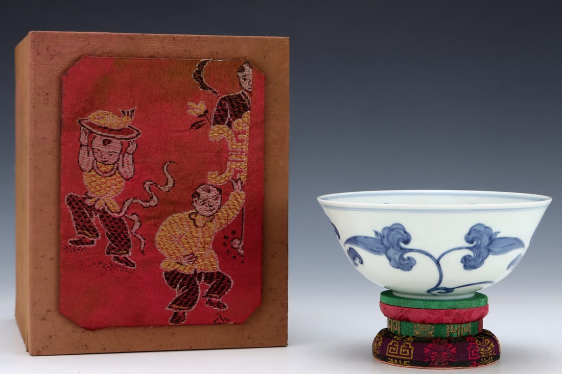 An Exquisite Blue and White Flower Pattern Bowl (1 of 8)