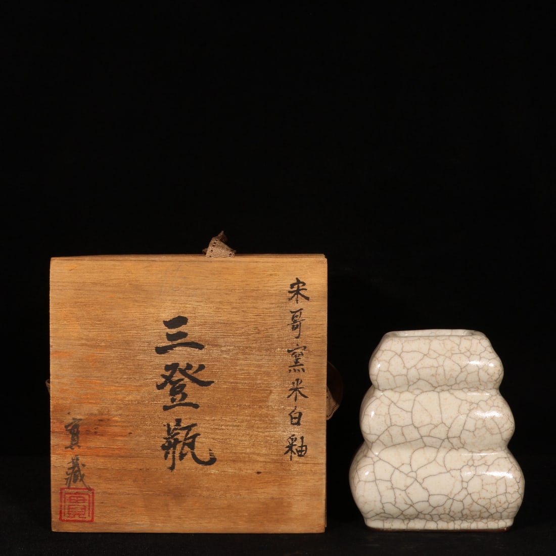 An Exquisite Ge yao White Glazed Vase: An Exquisite Ge yao White Glazed Vase,Song Dynasty,China,Size:4.6inx3.9in 哥窑白釉瓶,中国宋代