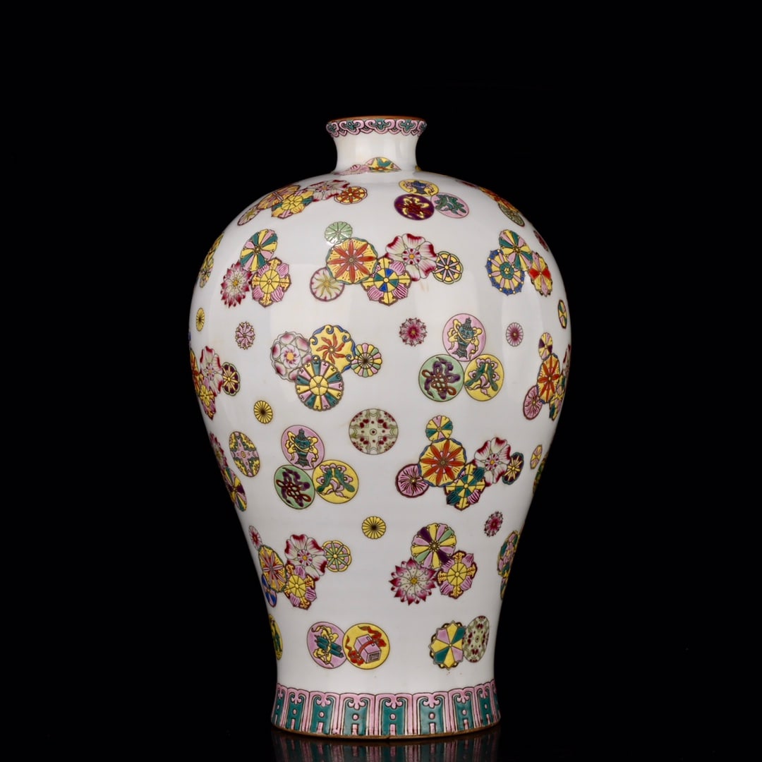 An Exquisite Famille-Rose Flower Pattern Vase: An Exquisite Famille-Rose Flower Pattern Vase,Qing Dynasty,China,Qianlong Six-character Mark,Size:14.4inx8.7in 粉彩花卉纹瓶,中国清代,乾