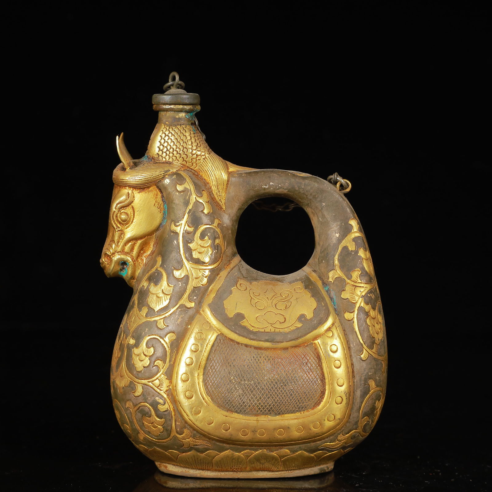 An Exquisite Gilt Silver Lotus Pattern Horse Ewer: An Exquisite Gilt Silver Lotus Pattern Horse Ewer,Tang Dynasty,China,Zhenguan Four-Character Mark,Size:0.4inx2.4inx5.9in,Weight:450g 