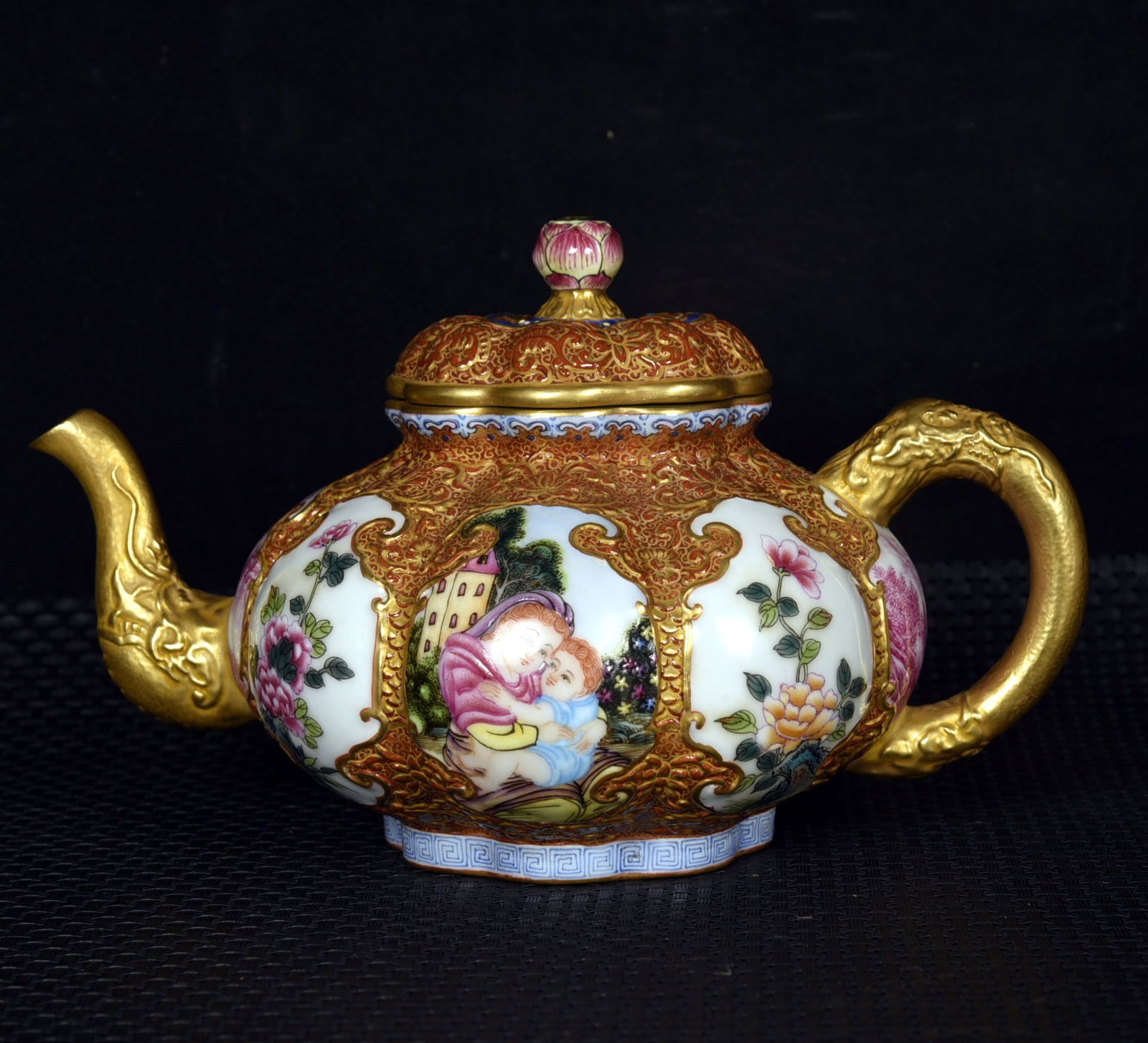 An Exquisite Enamel Painted Gold Figure Pattern Pot (1 of 9)