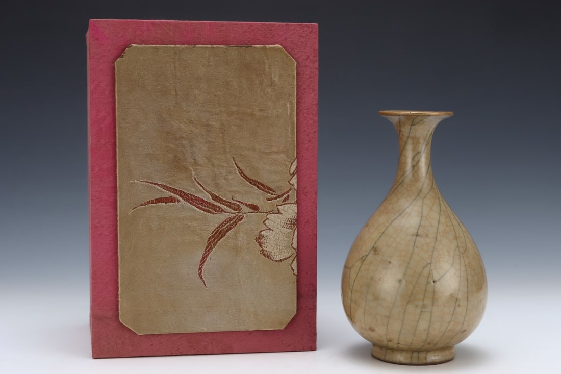 An Exquisite Ge yao Yellow Glazed Cover with Gold Vase,with an Imperial Poem by Emperor Qianlong: An Exquisite Ge yao Yellow Glazed Cover with Gold Vase,with an Imperial Poem by Emperor Qianlong,Song Dynasty, China,Size:8.1inx4.9in 