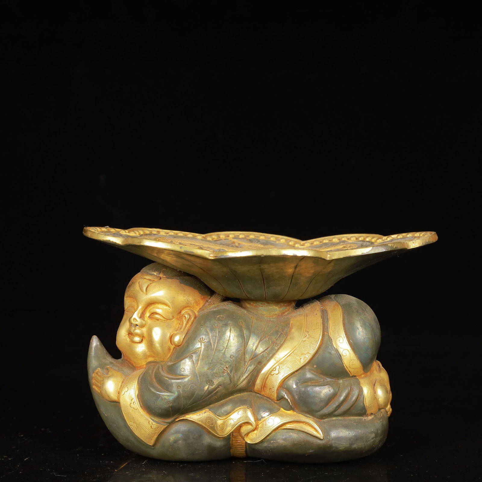 An Exquisite Gilt Silver Dragon and Phoenix Pattern Figure Pillow: An Exquisite Gilt Silver Dragon and Phoenix Pattern Figure Pillow,Qing Dynasty,China,Size:5.5inx3.5inx3.9in,Weight:750g 