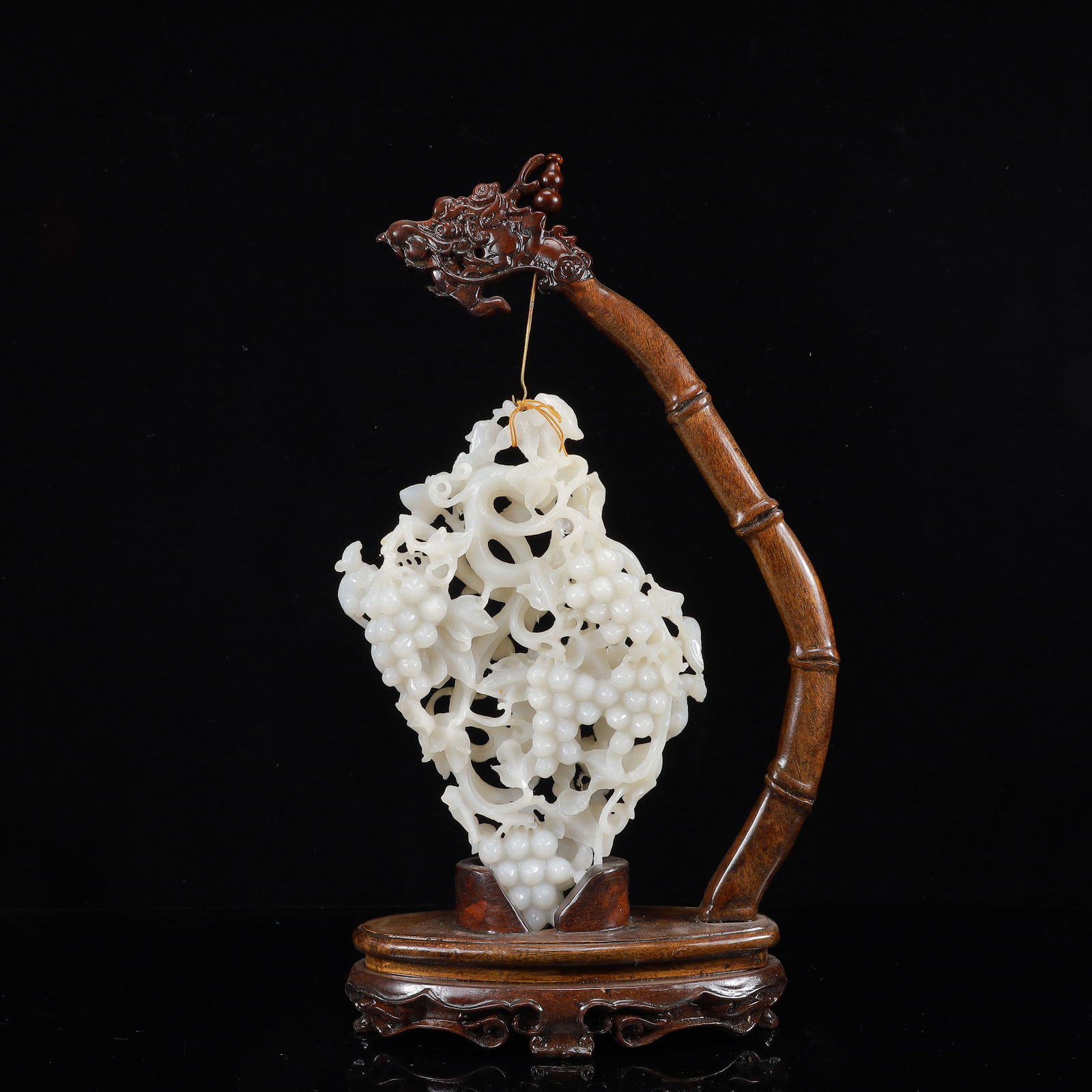 An Exquisite White Jade Grapes Ornament: An Exquisite White Jade Grapes Ornament,Qing Dynasty,China,Size:7.1inx1.6inx9.8in,Weight:1250g 白玉葡萄摆件,中国清代
