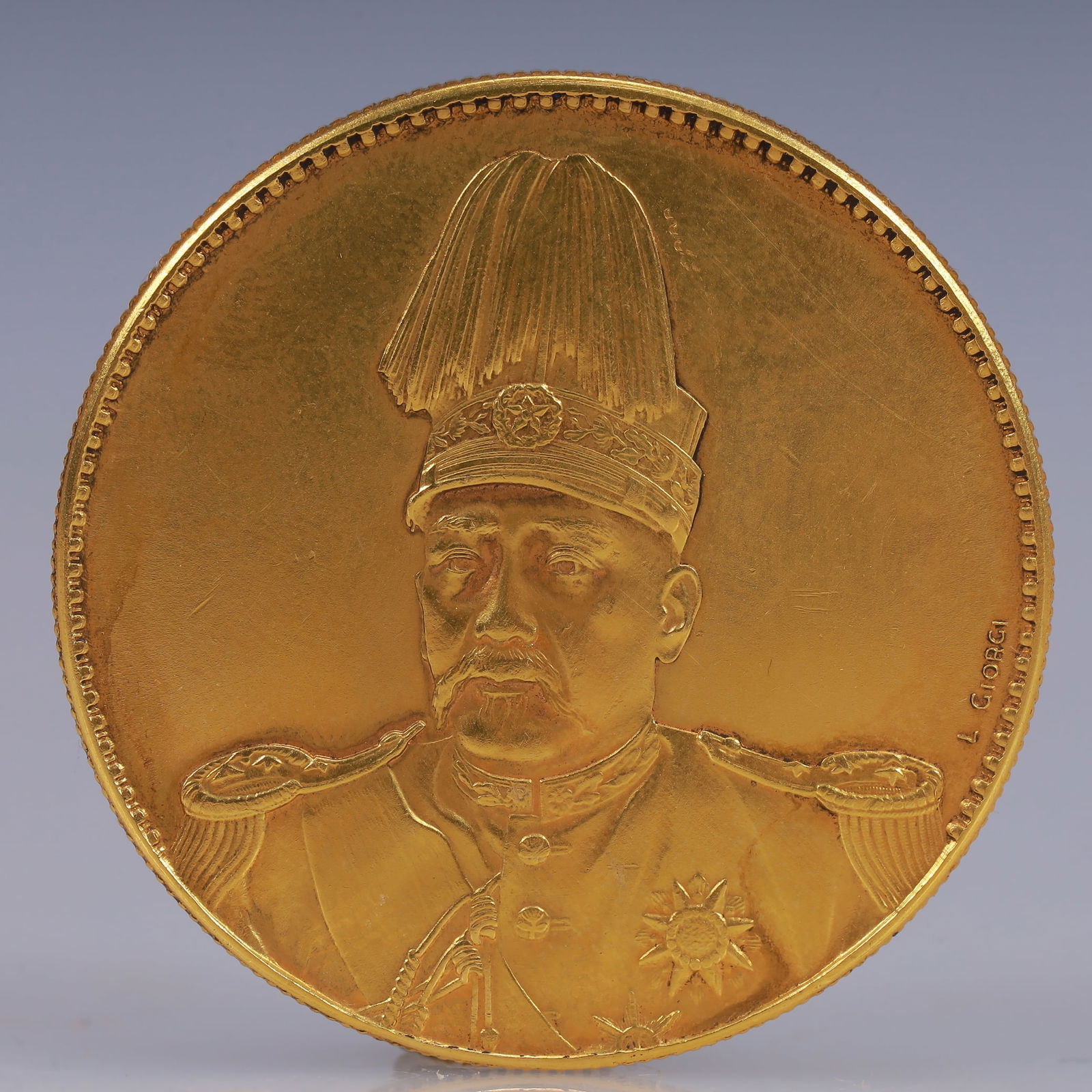 An Exquisite Gold Coin: An Exquisite Gold Coin,The Republic of China, Size:1.5in Weight:37.5g