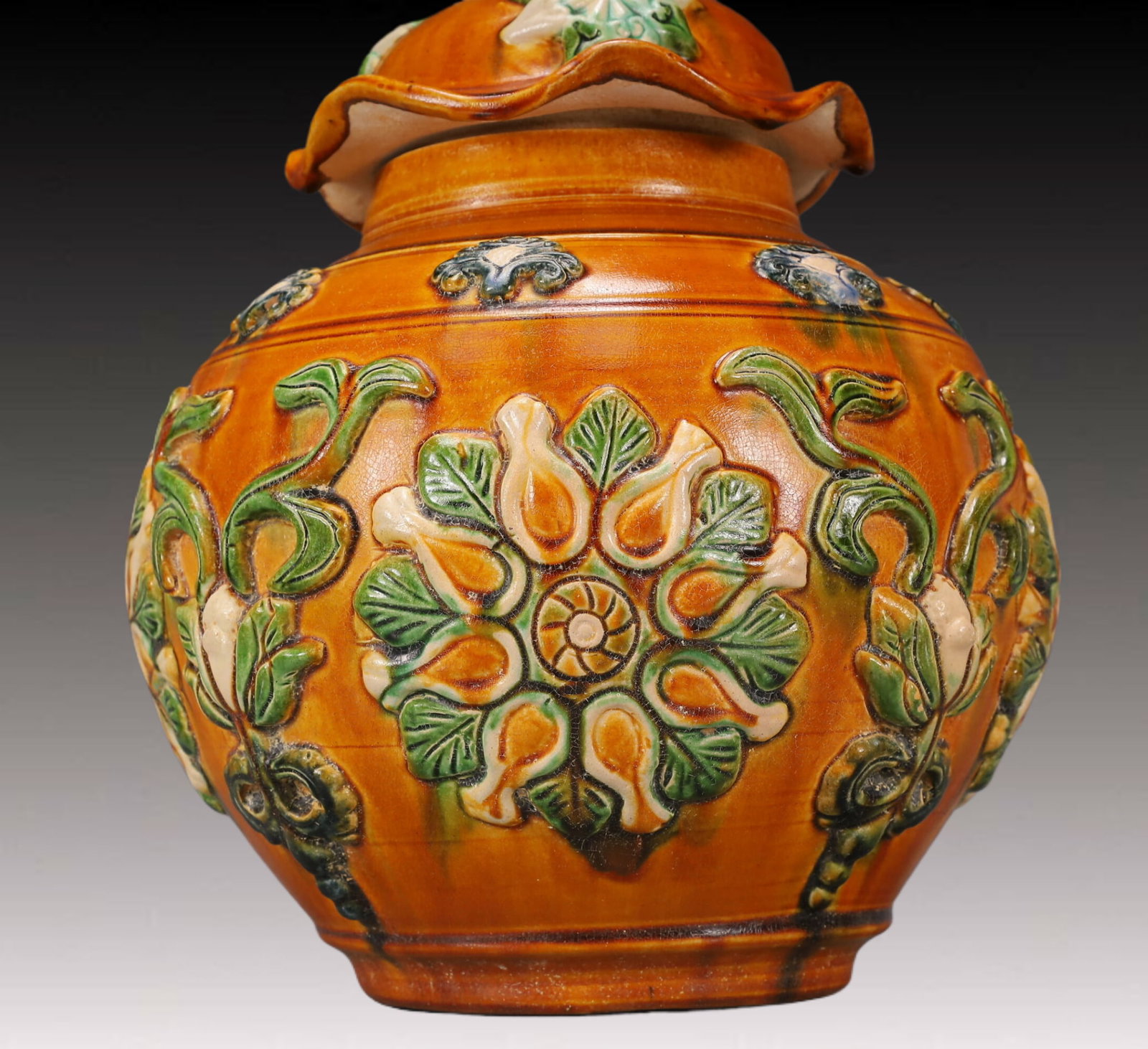 A Rare Tang Tri-Color Glazed Pottery Flower Pattern Cover Jar - 3