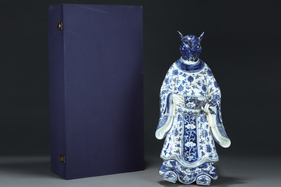 A Huge Blue and White Lotus Pattern Mouse Ornament: A Huge Blue and White Lotus Pattern Mouse Ornament,Ming Dynasty,China,Xuande Four-Character Mark,Size:19.1inx9.6in 青花缠枝莲纹鼠摆件,中