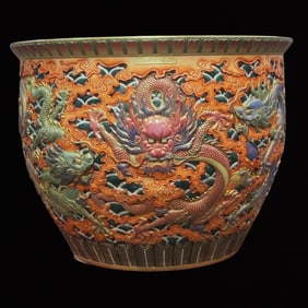 An Exquisite Famille-Rose Auspicious Cloud and Dragon Pattern Vat