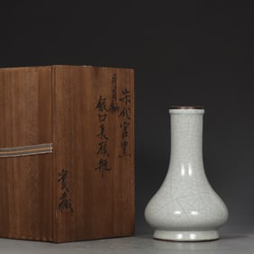 An Exquisite Guan yao White Glazed Cover with Silver Vase,with an Imperial Poem by Emperor Qianlong