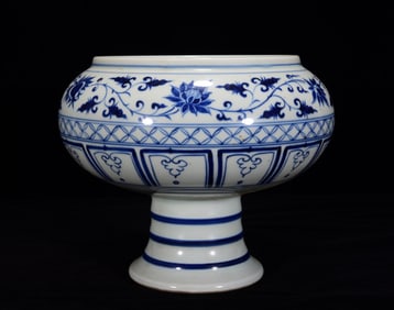 An Exquisite Blue and White Lotus and Phoenix Pattern Brush Washer