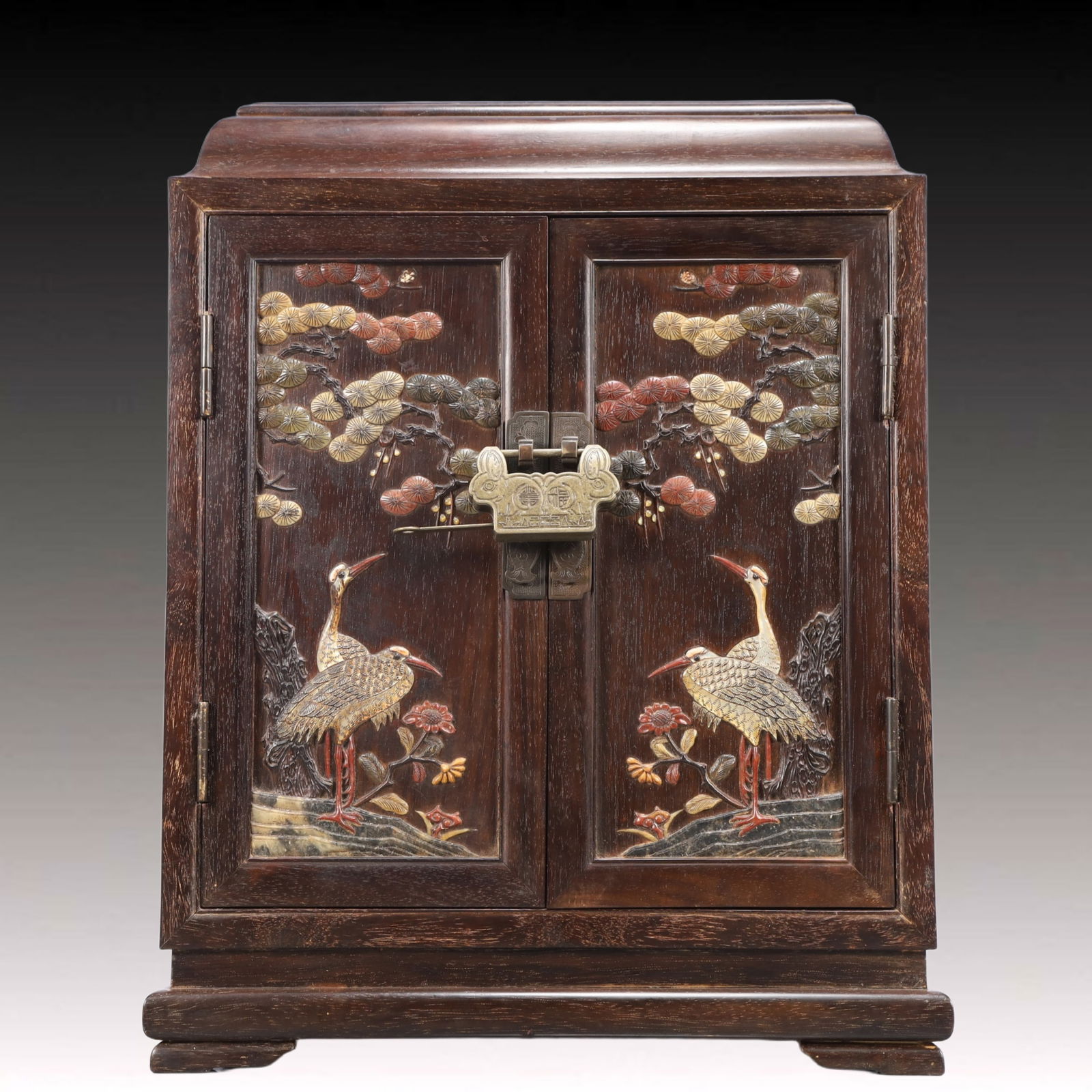 A Huge Zitanwood Inlaid Gems Pine and Crane Pattern Box: A Huge Zitanwood Inlaid Gems Pine and Crane Pattern Box,Qing Dynasty, China,Size:12.4inx9.4inx15.7in,Weight:5100g 紫檀木嵌百宝松鹤纹箱,È