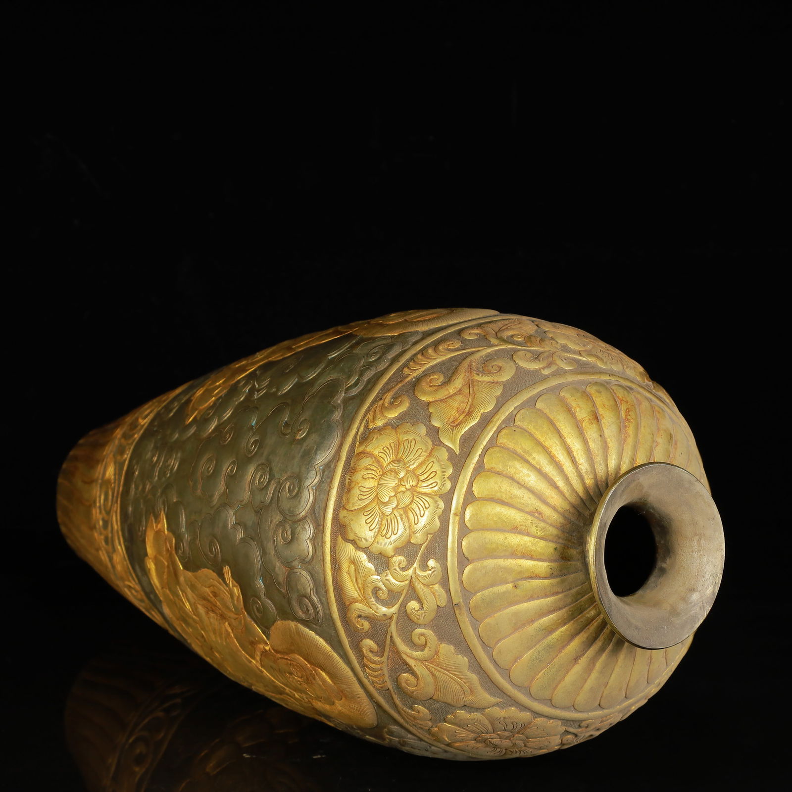 An Exquisite Gilt Silver Auspicious Cloud Pattern Vase,with Buddha Statue - 12