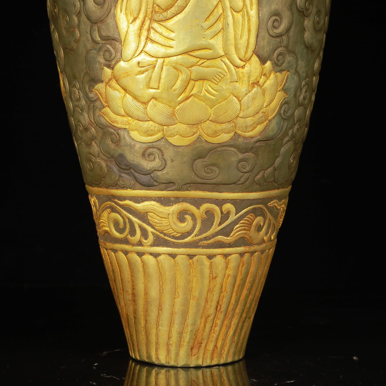 An Exquisite Gilt Silver Auspicious Cloud Pattern Vase,with Buddha Statue - 4