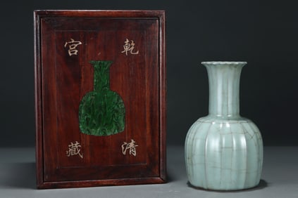 An Exquisite Guan yao Vase