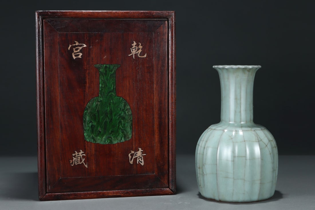 An Exquisite Guan yao Vase (1 of 8)