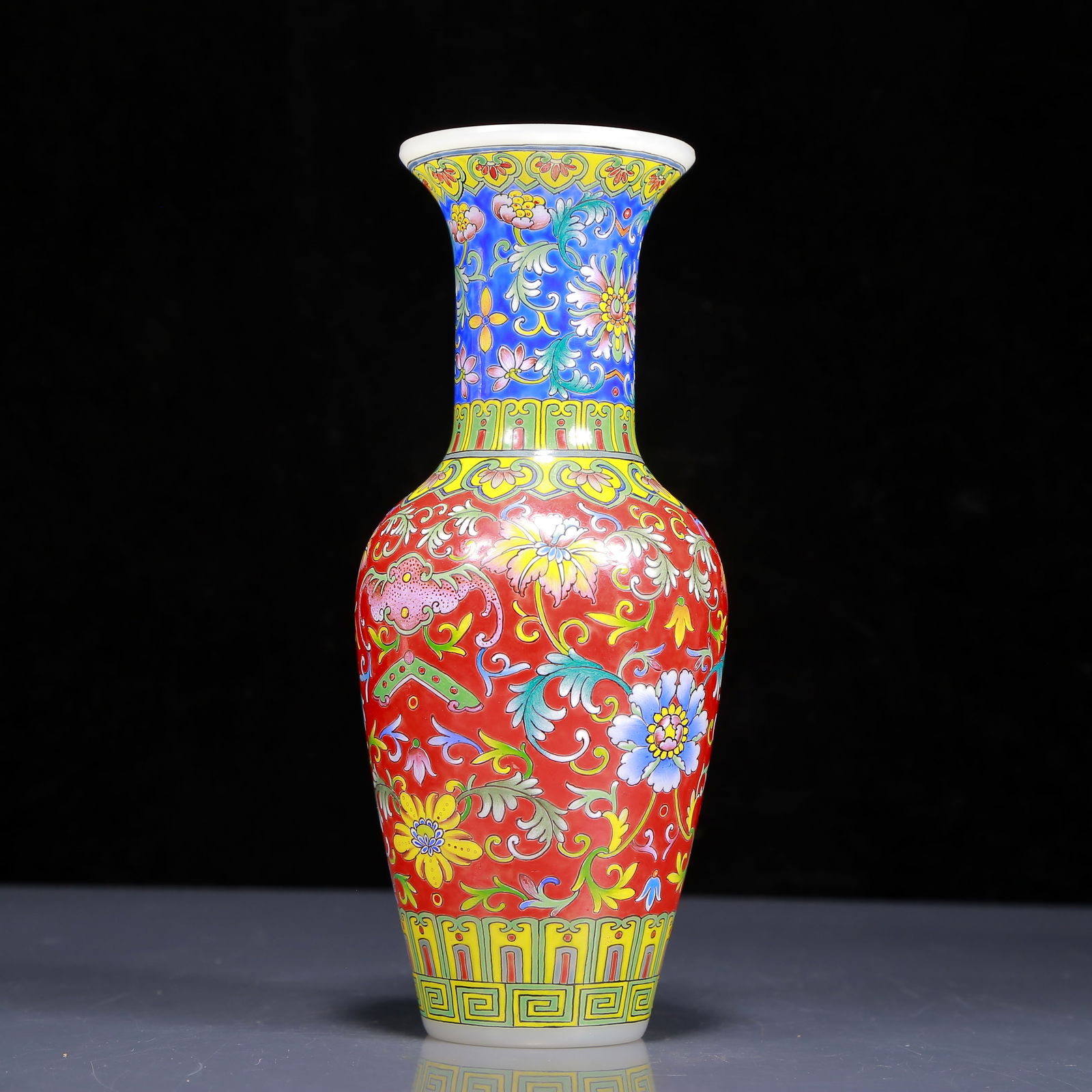 An Exquisite Glass Famille-Rose Flower Pattern Vase: An Exquisite Glass Famille-Rose Flower Pattern Vase,Qing Dynasty, China,Qianlong Four-character Mark,Size:3.5inx8.7in,Weight:635g 
