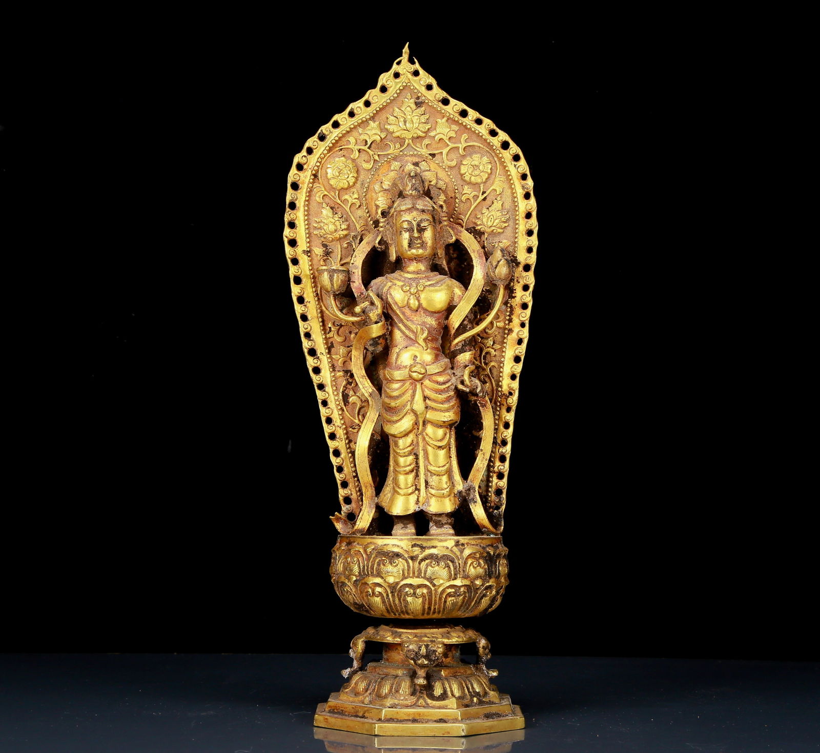 A Fine Gilt Bronze Statue of Avalokitesvara: A Fine Gilt Bronze Statue of Avalokitesvara,Qing Dynasty, China,Size:5.1inx3.9inx13.8in,Weight:1610g 铜鎏金观音像，清代