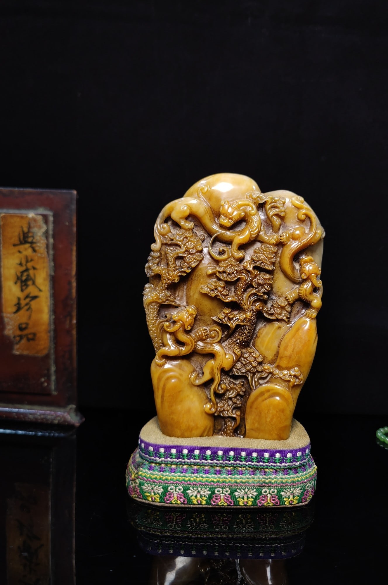 An Exquisite Tianhuang Stone Chi-Dragon Seal: An Exquisite Tianhuang Stone Chi-Dragon Seal,Qing Dynasty,China,Size:6.5inx4.3in,Weight:1318g 田黄石螭龙印章,中国清代