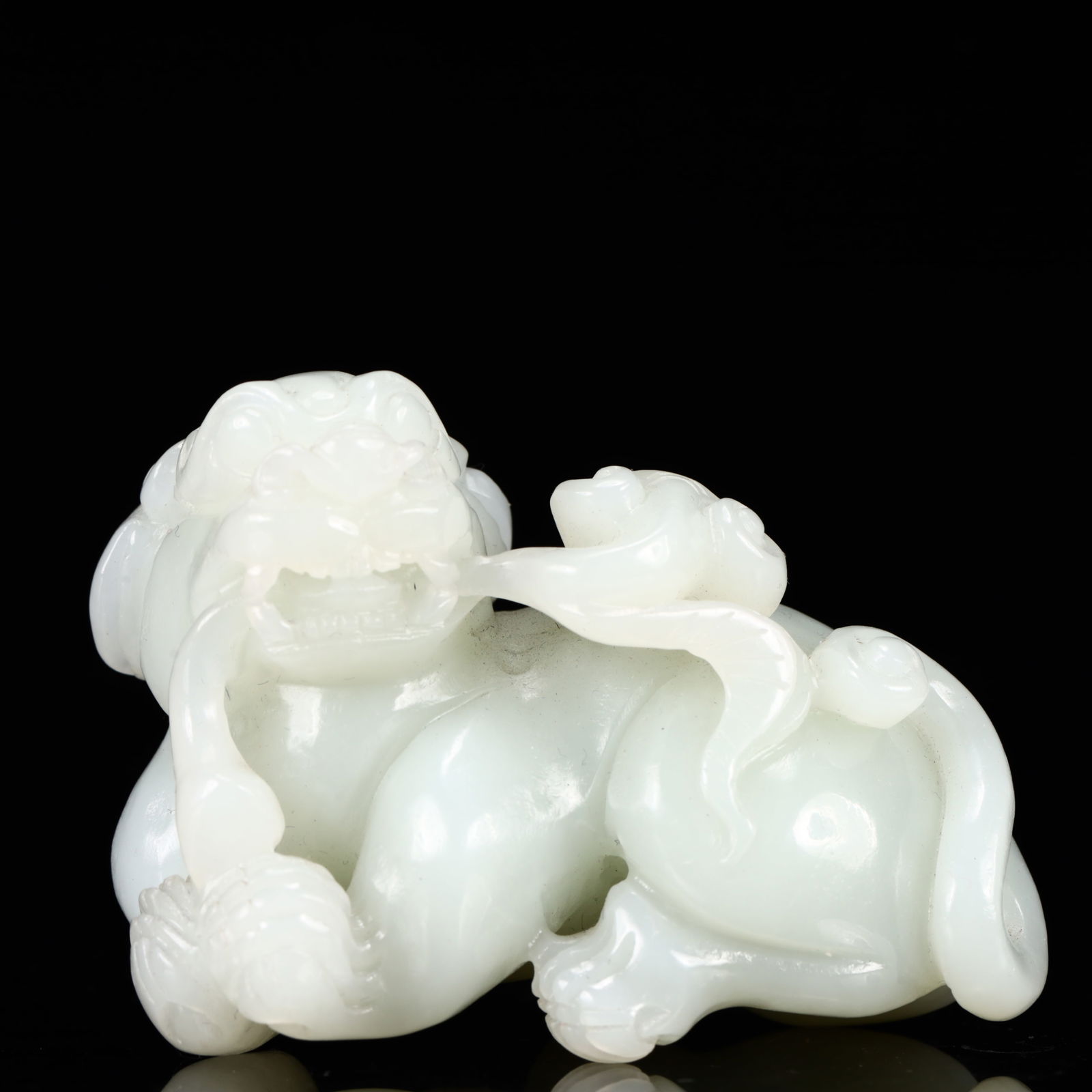 An Exquisite White Jade Lion Ornament (1 of 7)