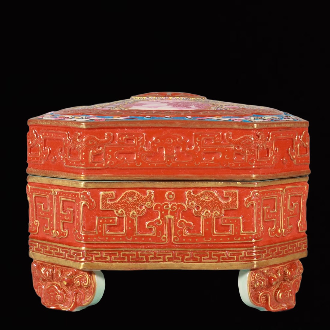 An Exquisite Famille-Rose Iron-Red Lotus Pattern Box: An Exquisite Famille-Rose Iron-Red Lotus Pattern Box,Qing Dynasty, China,Qianlong Six-character Mark,Size:3.1inx4.6in 