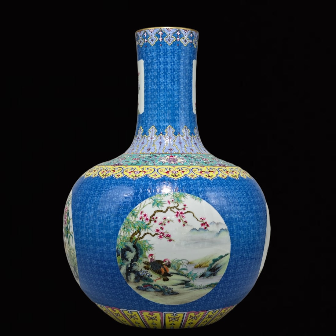An Exquisite Famille-Rose Flower and Bird Pattern Vase: An Exquisite Famille-Rose Flower and Bird Pattern Vase,Qing Dynasty,China,Qianlong Six-character Mark,Size:22.4inx16.1in 
