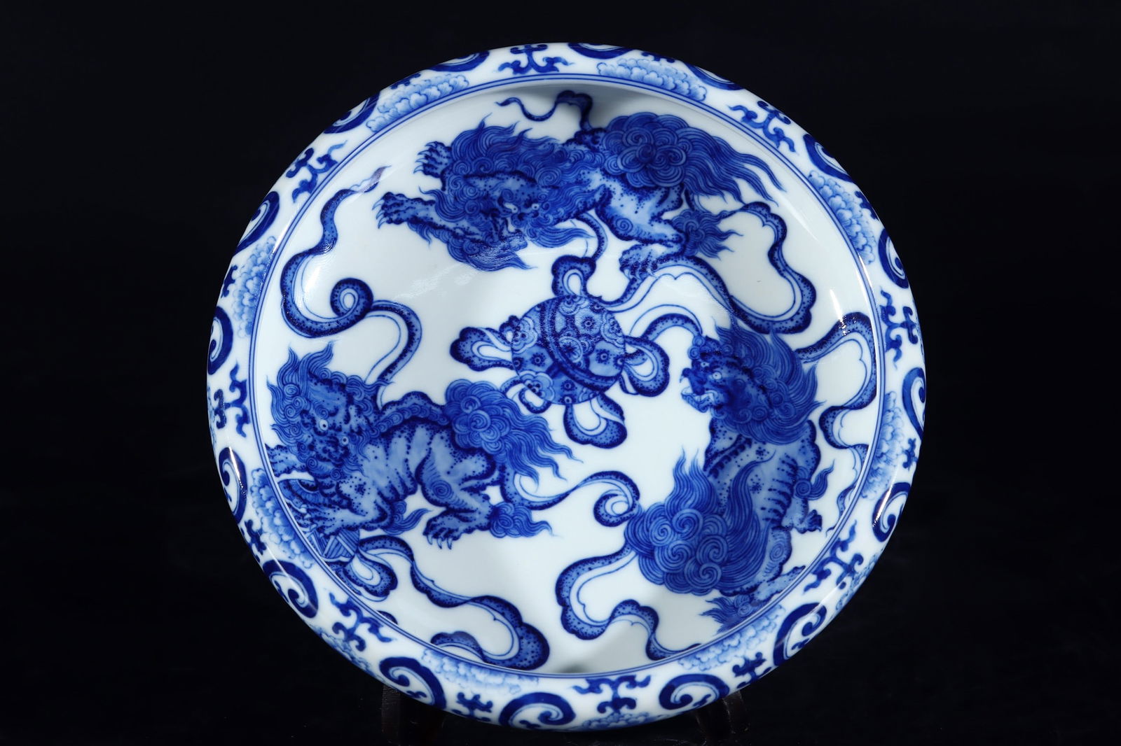 An Exquisite Blue and White Lion Pattern Brush Washer: An Exquisite Blue and White Lion Pattern Brush Washer,Qing Dynasty,China,Qianlong Six-character Mark,Size:1.8inx6.6in 