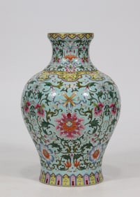 An Exquisite Green Ground Famille-Rose Lotus Pattern Vase