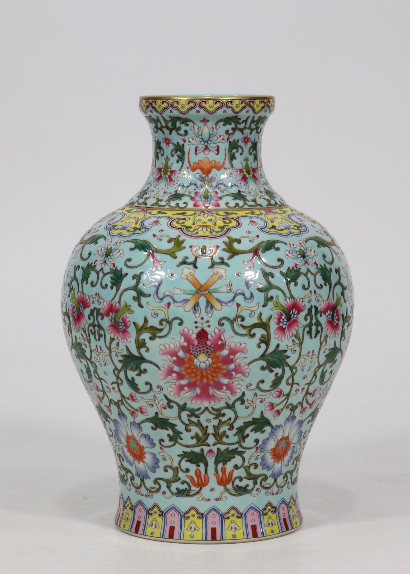 An Exquisite Green Ground Famille-Rose Lotus Pattern Vase: An Exquisite Green Ground Famille-Rose Lotus Pattern Vase,Qing Dynasty,China,Qianlong Six-character Mark,Size:9.5inx6.1in 绿地粉彩缠枝莲纹瓶,È