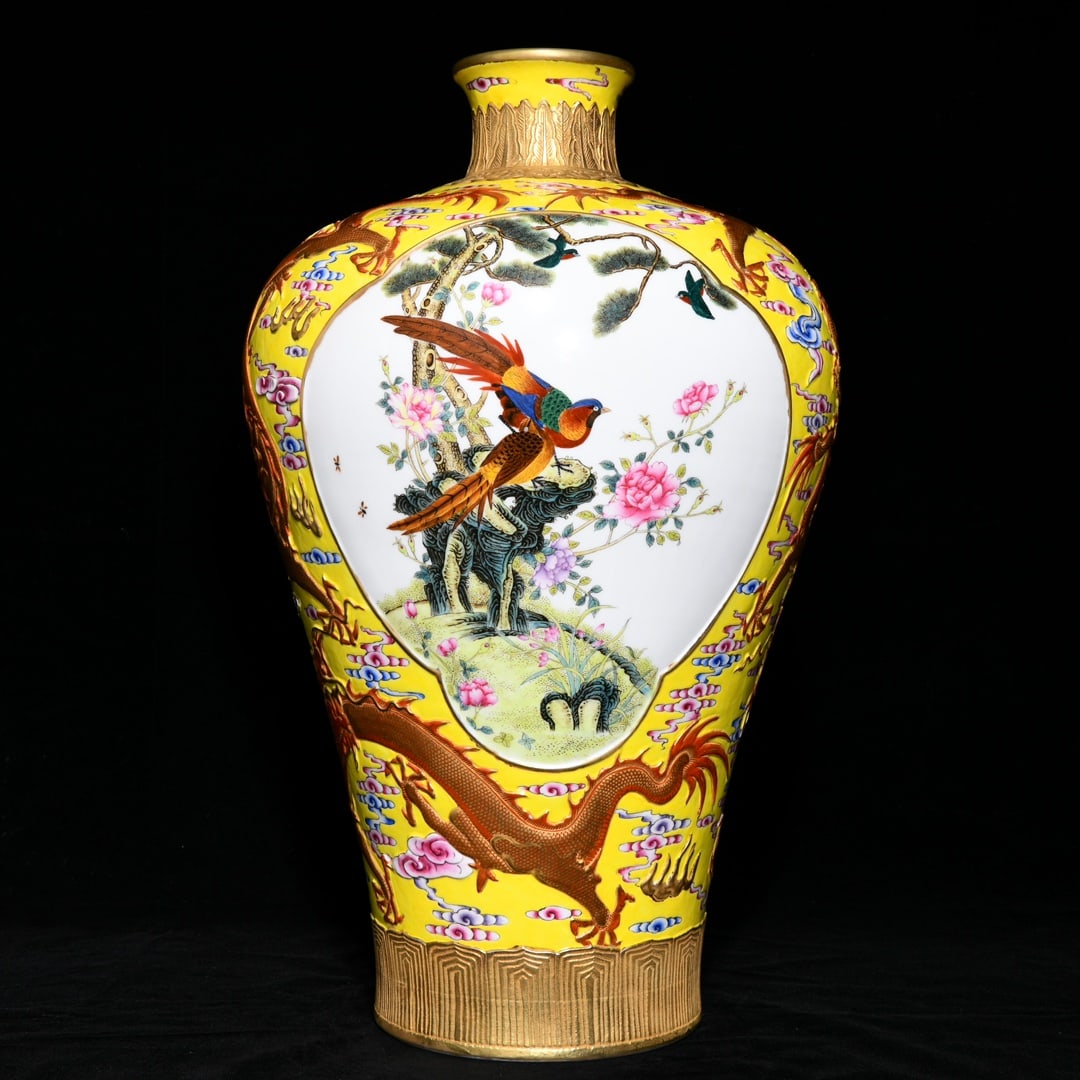 A Huge Enamel Gilt Flower and Bird Pattern Vase: A Huge Enamel Gilt Flower and Bird Pattern Vase,Qing Dynasty,China,Qianlong Six-Character Mark,Size:18.9inx11in 珐琅彩鎏金花鸟纹瓶,中国