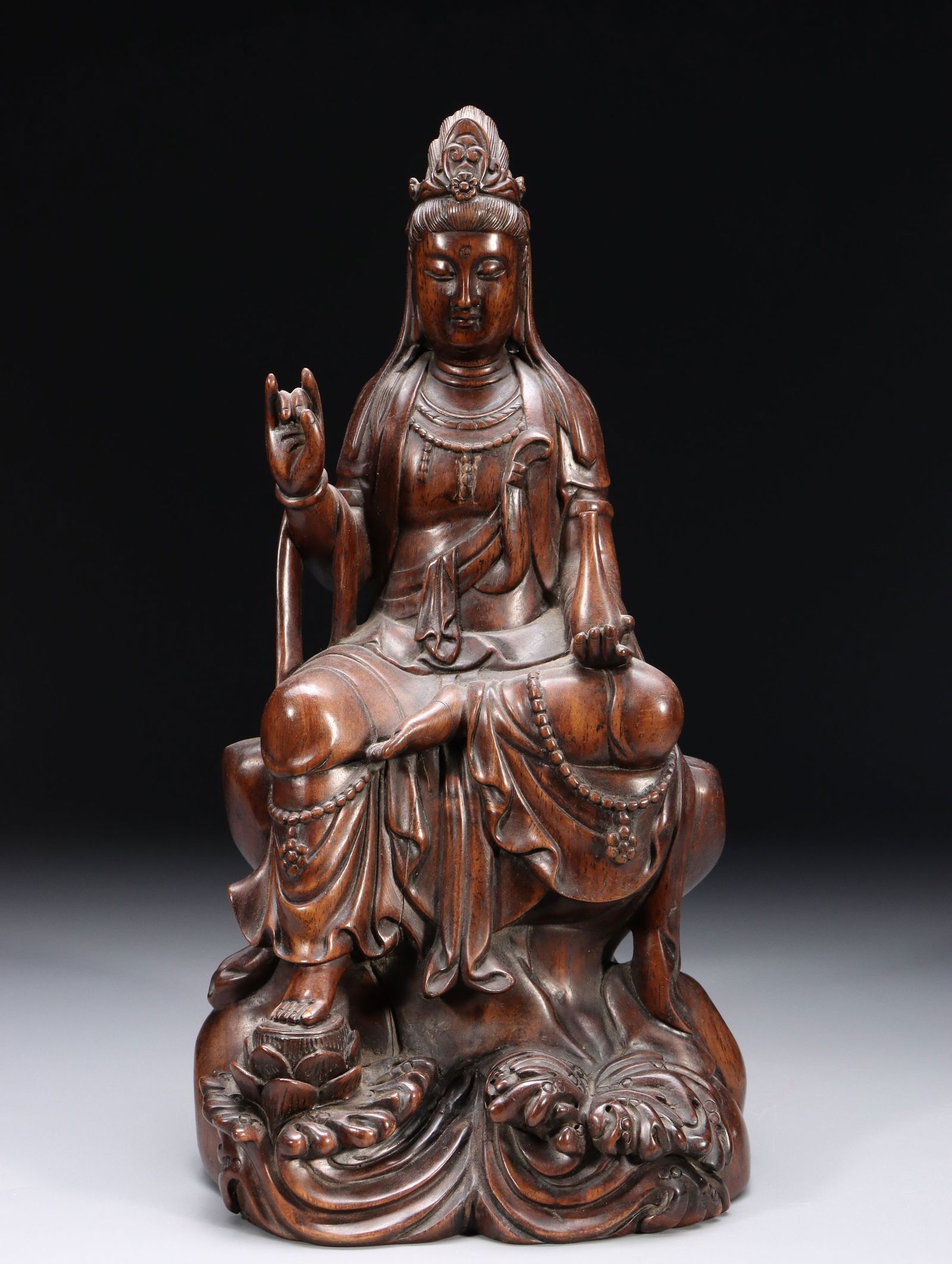 A Fine Sandalwood Statue of Avalokitesvara: A Fine Sandalwood Statue of Avalokitesvara,Qing Dynasty, China,Size:5.1inx4.3inx10.2in Weight:802g 檀香自在观音像,中国清代
