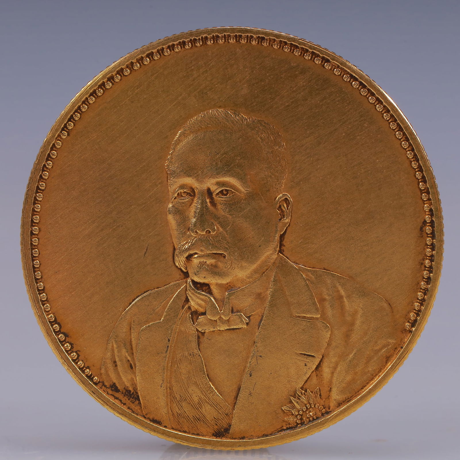An Exquisite Gold Coin: An Exquisite Gold Coin,The Republic of China, Size:1.5in Weight:37.5g