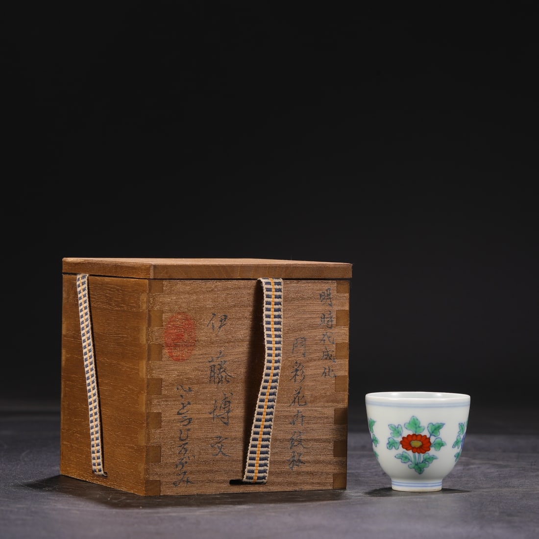 An Exquisite Doucai Flower Pattern Cup: An Exquisite Doucai Flower Pattern Cup,Ming Dynasty,China,Chenghua Six-character Mark,Size:2inx2.2in 斗彩花卉纹杯,中国明代,成化&
