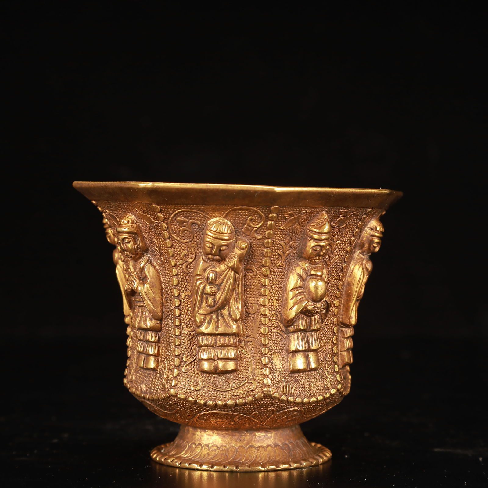 An Exquisite Gilt Bronze Figure Pattern Cup - 3