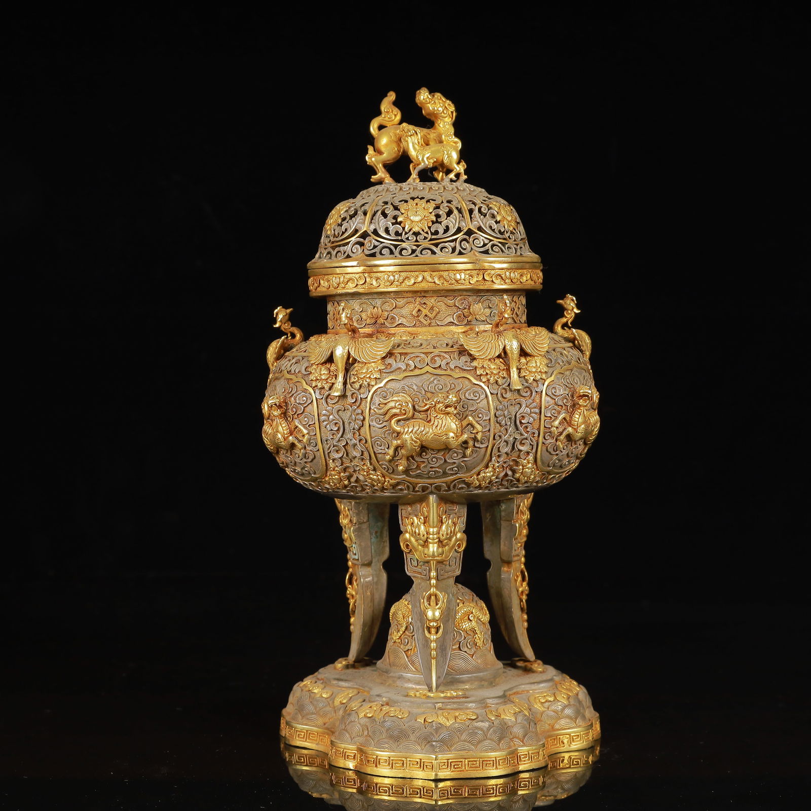 An Exquisite Gilt Silver Auspicious Beast Pattern Phoenix-Ears Censer: An Exquisite Gilt Silver Auspicious Beast Pattern Phoenix-Ears Censer,Tang Dynasty,China,Zhenguan Four-Character Mark,Size:3.9inx9.4in,Weight:1200g 