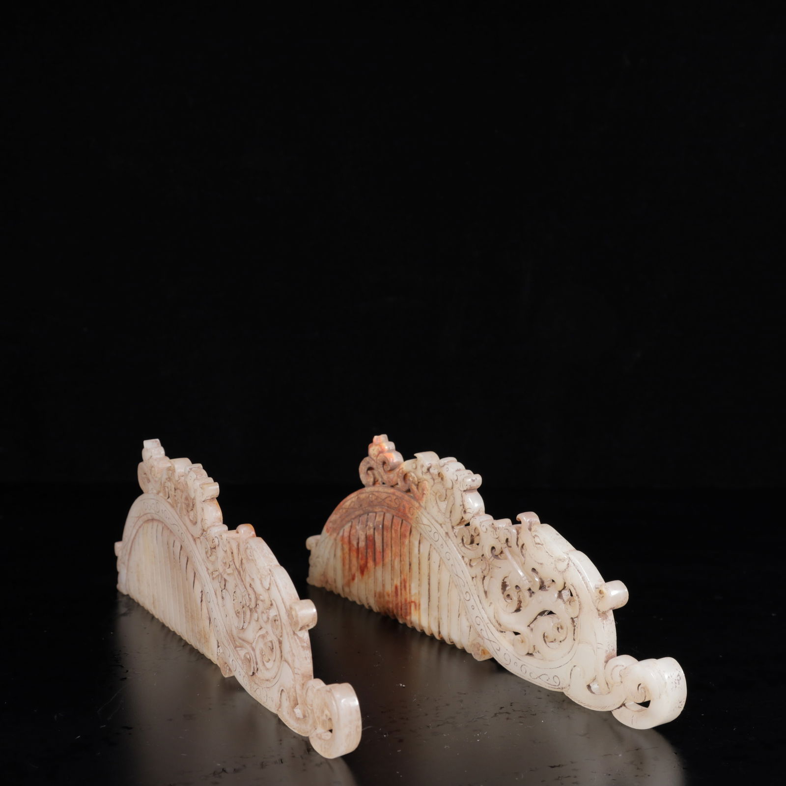 A Pair of Exquisite White Jade Dragon Combs: A Pair of Exquisite White Jade Dragon Combs,Qing Dynasty,China,Size:9.4inx3in,Weight:400g 一对白玉龙梳子,中国清代