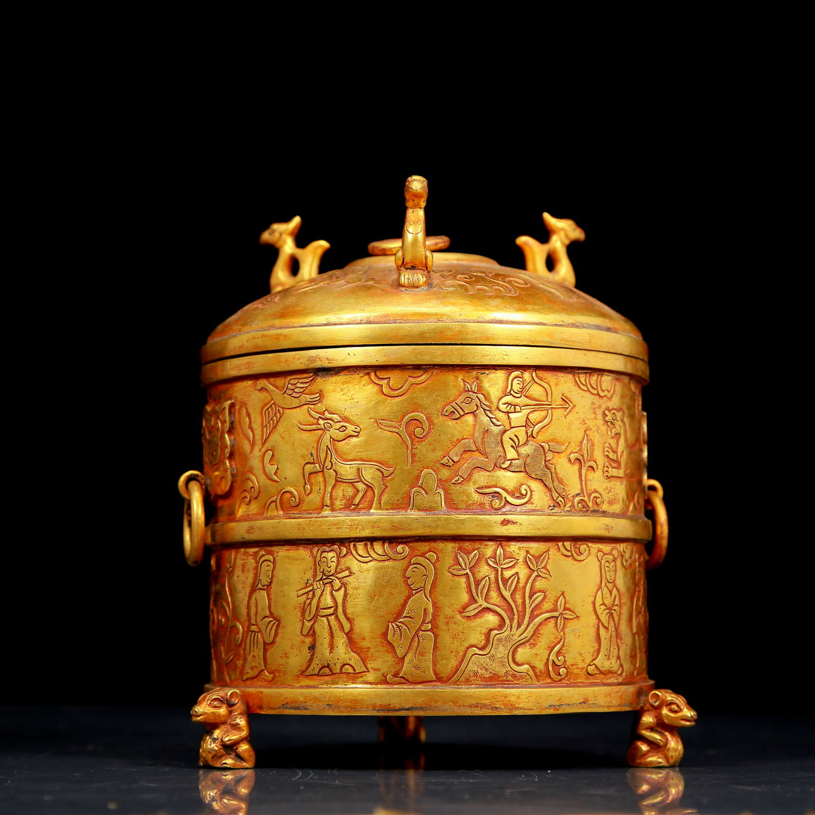 An exquisite gilt bronze hunting tripod jar: An exquisite gilt bronze tripod jar with hunting pictures, Qing Dynasty, China. The surface is carefully carved, vividly demonstrating the superb skills of the craftsman. It has its own unique