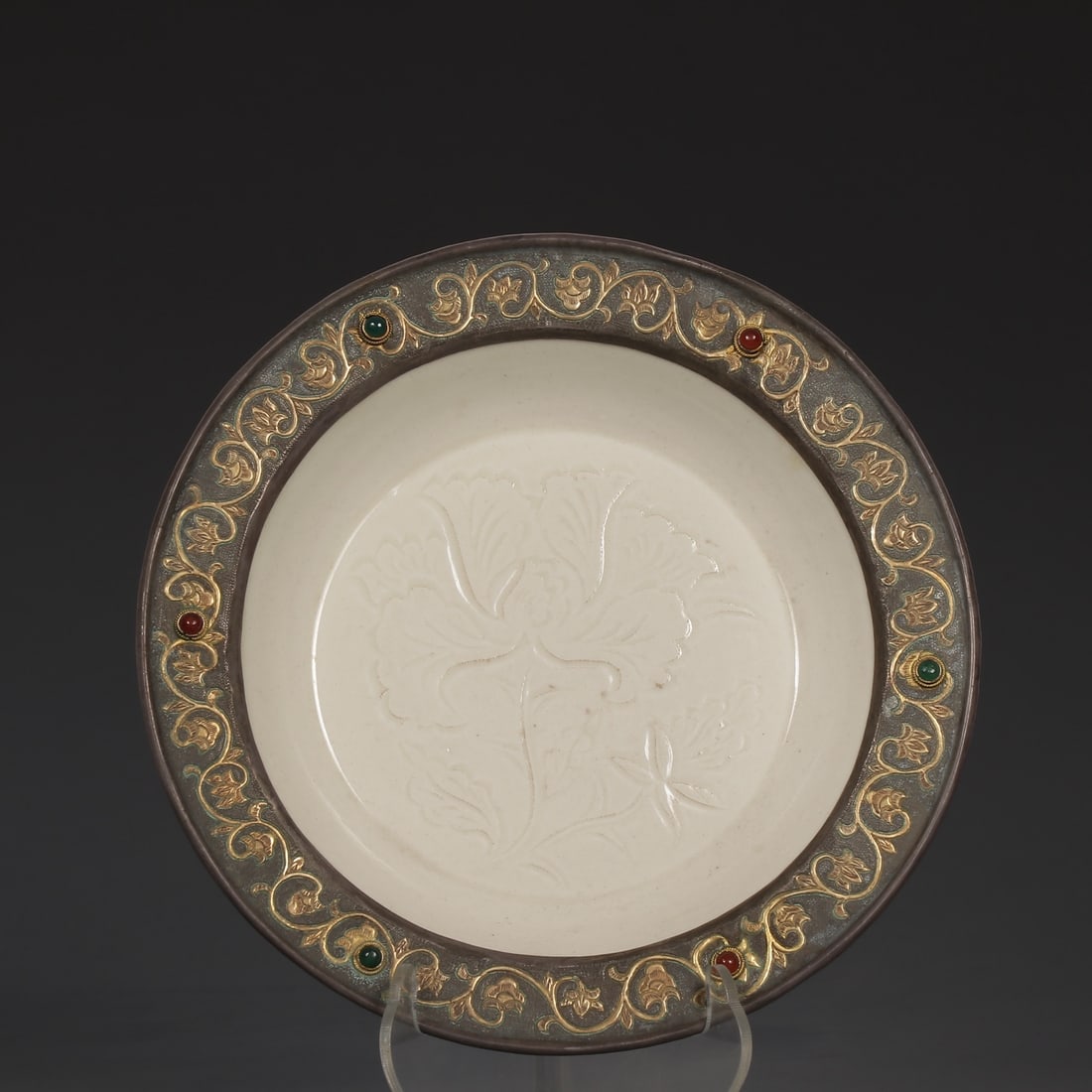 An Exquisite Ding yao Flower Pattern Plate,Inlaid Gems: An Exquisite Ding yao Flower Pattern Plate,Inlaid Gems,Song Dynasty,China,Size:0.8inx7.6in 定窑花卉纹盘,镶宝石,中国宋代